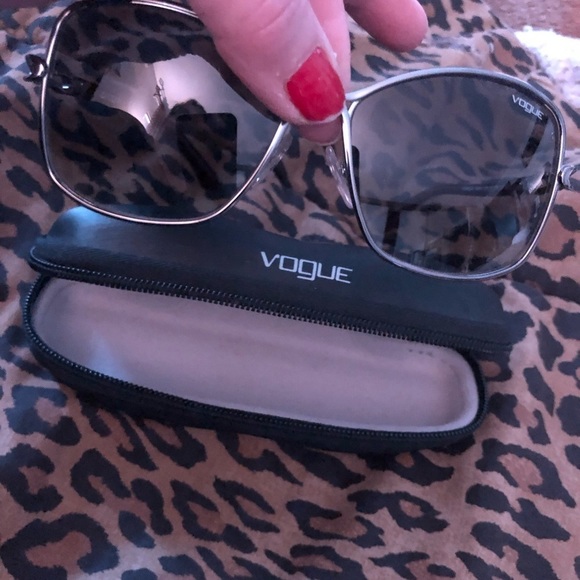 Vogue oversized silver sunglasses dark lens wine colored temple new with case main image 12